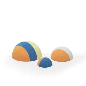 Tre halvkugler i orange, blå, gul og hvid til balanceøvelser i forskellige størrelser.