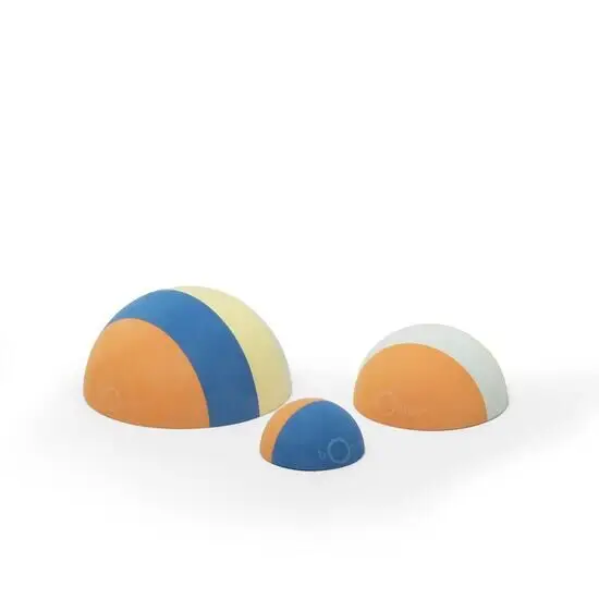 Tre halvkugler i orange, blå, gul og hvid til balanceøvelser i forskellige størrelser.