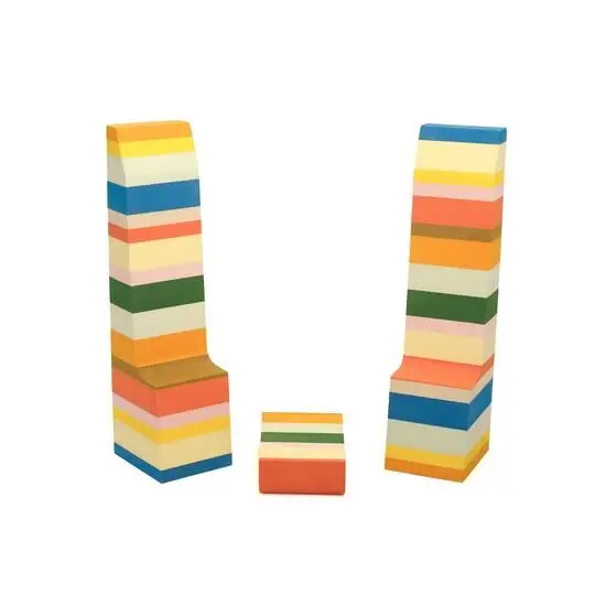 Farverige stylter med striber i blå, grøn, orange, pink, gul og hvid; to høje og en lille klods.