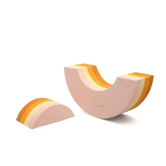 To buede stykker i pink, gul og orange, til børns leg og balanceøvelser.