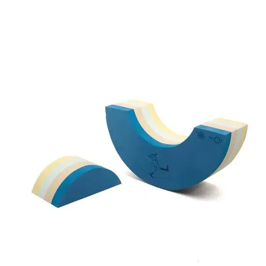 To halvcirkler i blå og hvid. Den store har en illustration af en figur.