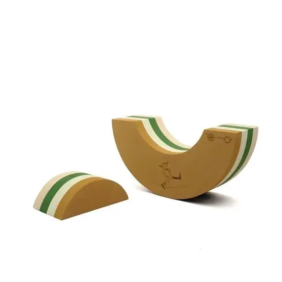 To halvcirkler i brun, grøn og hvid. Den ene større og oprejst, den anden mindre og flad.