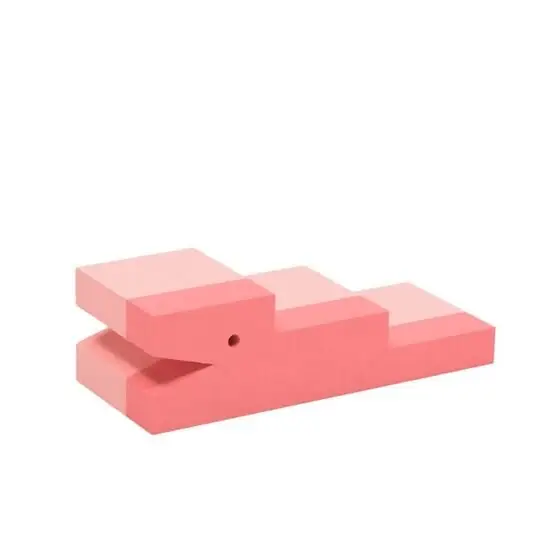 Koral pink krokodilleformet legetøj med trin til børns leg og balanceaktiviteter.