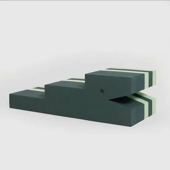 Legetøj formet som krokodille med trin og lyse striber, designet til børns leg og balanceøvelser.