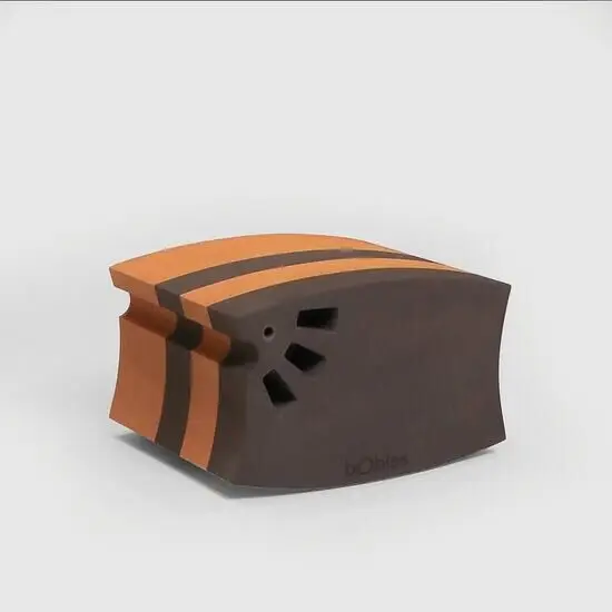 Bobles Løve Zoo legemøbel, buet med brune og orange striber, og udskårne poteformer på siden.