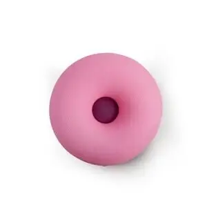 Lille, donutformet objekt i rosefarve med cirkulært, hul center.