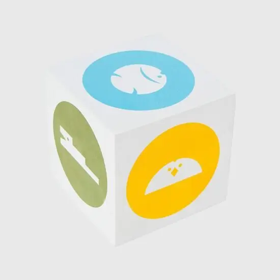 Bobles kube med blå fisk, grøn gaffel og gul taco på farvede cirkler.