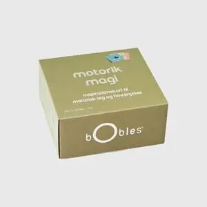 Brun boks med teksten "motorik magi" og "bObles", indeholder inspirationskort til leg.