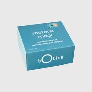 Blå æske fra Bobles med teksten "motorik magi" og "inspirationskort til motorisk leg og bevægelse".