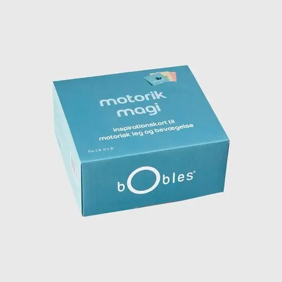 Blå æske fra Bobles med teksten "motorik magi" og "inspirationskort til motorisk leg og bevægelse".