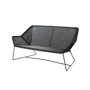 Moderne to-personers loungesofa med højt ryglæn, skrå armlæn, vævet mønster og slanke metalben.