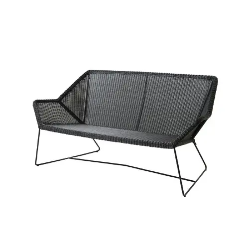 Moderne to-personers loungesofa med højt ryglæn, skrå armlæn, vævet mønster og slanke metalben.