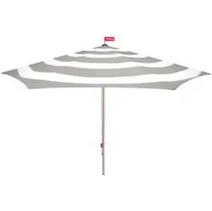 Parasol med lysegrå og hvide striber, "Fatboy" flag på toppen, central stang.
