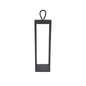 Sort, minimalist lanterne med rektangulær ramme og loop-håndtag for nem transport eller ophængning.