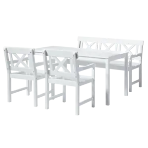 Hvidt havemøbelsæt med bord, bænk og to stole. X-formede rygstøtter og enkelt design.