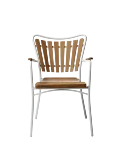 Hvid aluminiumsstol med teaktræslister på sæde og ryg, samt matchende armlæn.