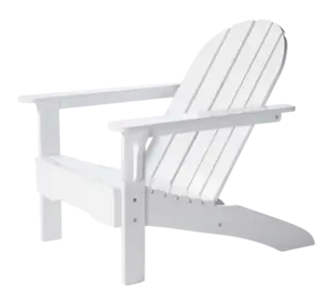 Hvid Adirondack stol med klassisk lameldesign, brede armlæn og let tilbagelænet for afslappet siddekomfort.