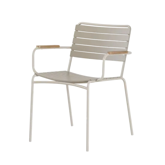 Havestol med grå slatsæde og ryg, teak armlæn, aluminiumsstel. Minimalistisk design.