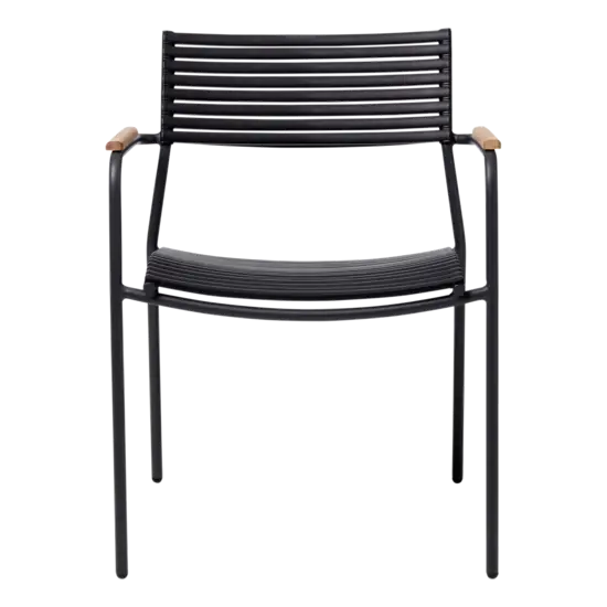 Sort havestol med vandrette lameller og teak armlæn, minimalistisk design med mørk ramme.
