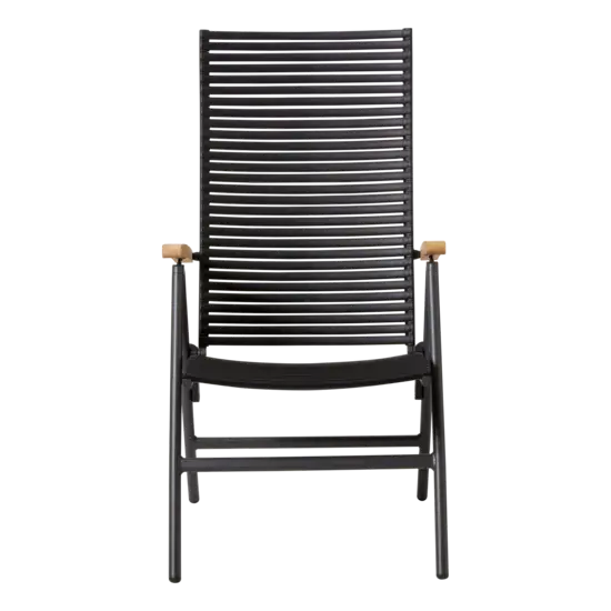 Sort slattestol med højt ryglæn og teak armlæn.