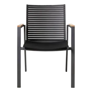 Sort stol med slatted ryg og sæde, teak armlæn, robust ramme.