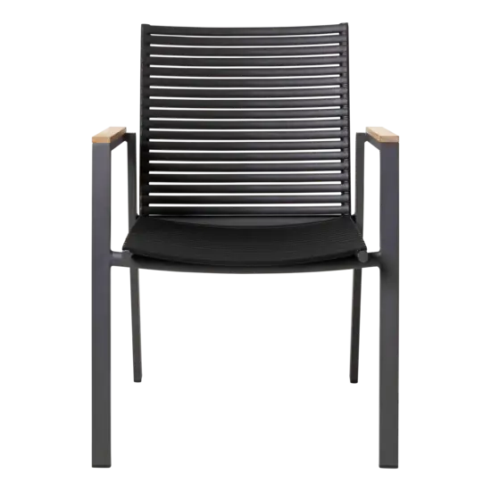 Sort stol med slatted ryg og sæde, teak armlæn, robust ramme.