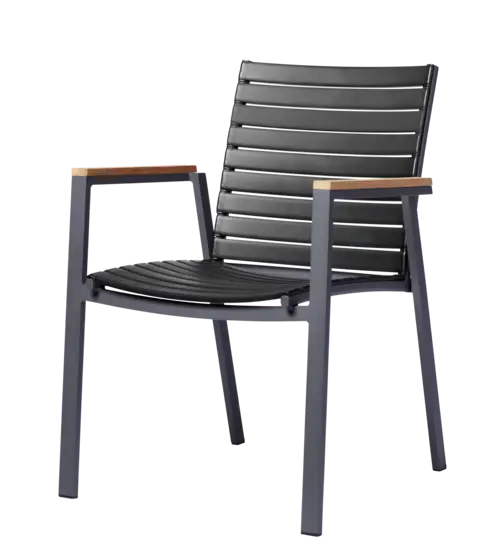 Moderne stol med sorte lameller og teak armlæn, kontrasterende mørkt stel.