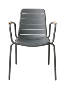 Stol med antracitgråt stel, vandrette lameller, teak armlæn og slanke ben. Mål: B58xD58xH80cm.