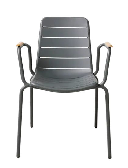 Stol med antracitgråt stel, vandrette lameller, teak armlæn og slanke ben. Mål: B58xD58xH80cm.