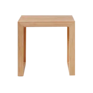 Skammel med ribbet top og lige ben i bambus. Enkel og geometrisk design.