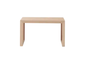 Enkel, minimalistisk bænk i bambus med retangulært design og fire lige ben.