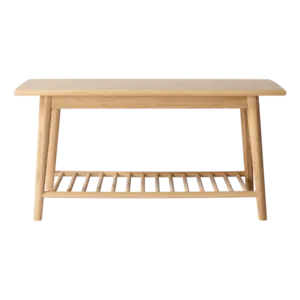 Bænk i bambus med flad top, fire ben og en nedre hylde til opbevaring. Minimalistisk design.