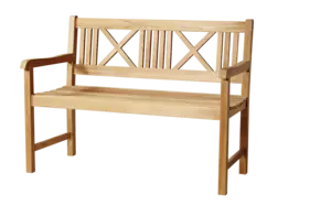 Træbænk i teak med mønstret ryg, lodrette lameller og armlæn. Robust design.