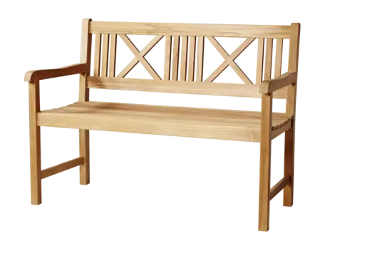 Træbænk i teak med mønstret ryg, lodrette lameller og armlæn. Robust design.