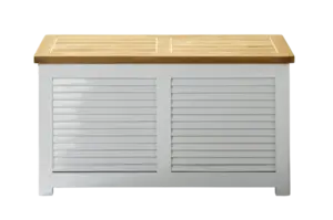 Hvid opbevaringsbænk med trælåg. Slattedesign og synlige træmønstre. Rektangulær form.