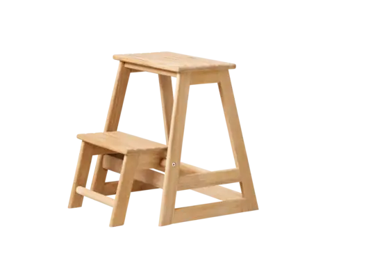 To-trins trappestige i teak med A-ramme. Glat træfinish og robuste, enkle linjer for stabilitet.