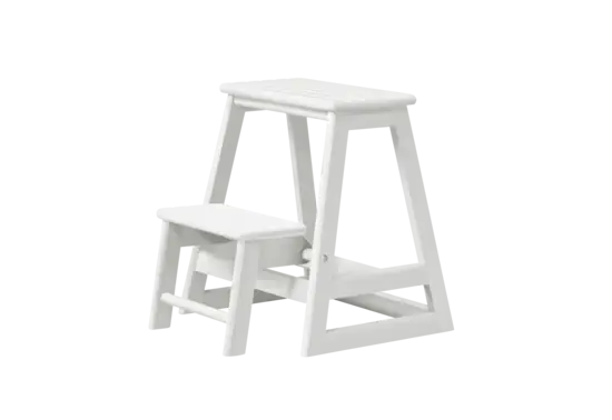 Hvid to-trins stige med enkel, robust design og støttebøjler for stabilitet.