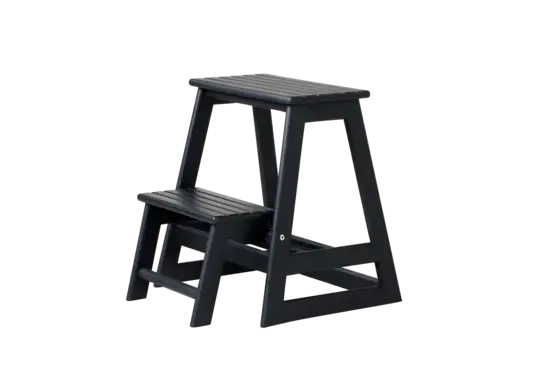 To-trins sort trappestige med robust design og synlige støttefunktioner på siderne.