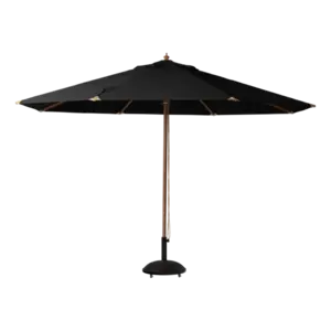 Stor sort parasol med træstang og delvist synlig base. Rund baldakin med glat stof og flere ribber.