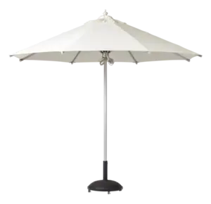 Stor udendørs parasol med rund off-white skærm, metalstang og solid base.