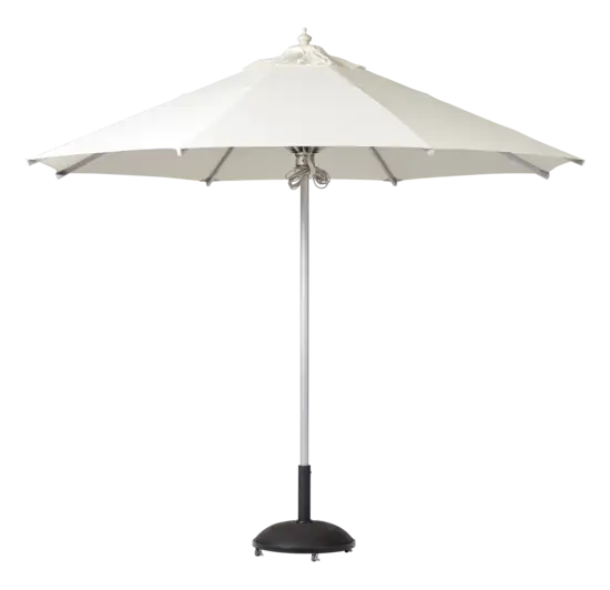 Stor udendørs parasol med rund off-white skærm, metalstang og solid base.
