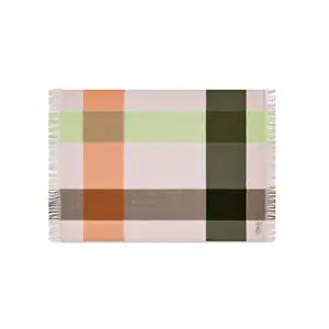 Rektangulært tæppe med pink, orange, grønne og mørkebrune nuancer samt frynser i enderne.