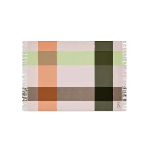 Rektangulært tæppe med pink, orange, grønne og mørkebrune nuancer samt frynser i enderne.