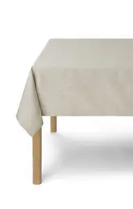 Bord med lys, neutral borddug med diskret prikmønster. Dugens størrelse er 150x250 cm.