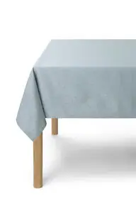 Mineralblå damaskdug med subtilt prikket mønster på et rektangulært bord med træben.