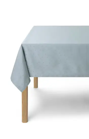 Borddug i mineralblå med diskret prikket mønster, glat tekstur, dækker træbord.