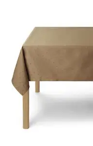 Brun damask-dug med prikket mønster på spisebord. Viser dugens fald og størrelse 150x350 cm.