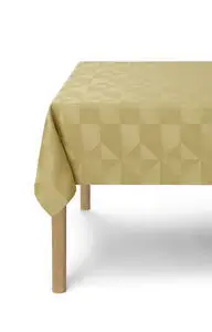 Rektangulær lys brun/guld dug med geometrisk diamantmønster på bord, viser mønster og farve.