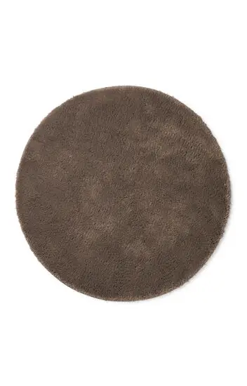 Rund brun bademåtte med blød, shaggy tekstur, diameter 75 cm.