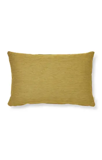 Rektangulært pudebetræk i ensartet okker med synlig corduroy tekstur.